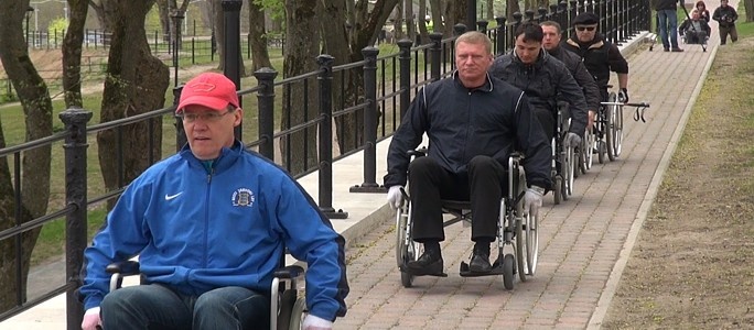 Нарвские чиновники снова проехались в инвалидных колясках