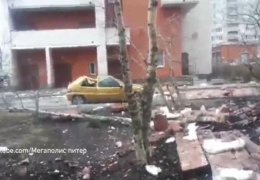 Облицовка дома в Петербурге отвалилась из-за монтажной пены