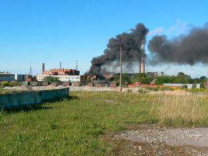 В Силламяэ горит здание завода Силмет 