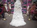 Удивительные свадебные платья из туалетной бумаги