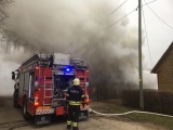 Пожар в Йыхви: владельца частного дома доставили в больницу, спасатель получил легкую травму 