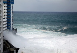 Видео: жуткий шторм на испанских курортах – на Тенерифе волны достигали 10 метров и сносили балконы отелей