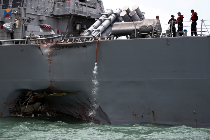 Американский эсминец сильно поврежден после столкновения с танкером, 10 моряков пропали 