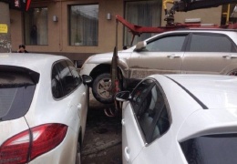 В Ростове эвакуатор уронил кроссовер KIA на две другие иномарки