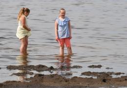 Власти Нарвы не рекомендуют купаться на Липовке, красный флаг останется висеть до конца лета 