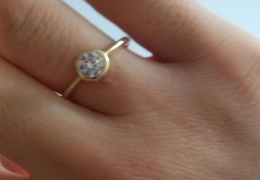  Девушка купила на барахолке кольцо, а оно оказалось с "сюрпризом"