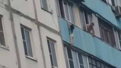 В Краснознаменске мужчина спас висевшую на балконе девочку