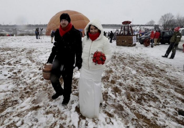 Попытка установить рекорд по количеству свадеб в воздухе