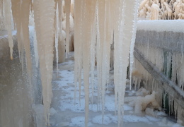 Водопад в Валасте укрылся ледяной коркой 
