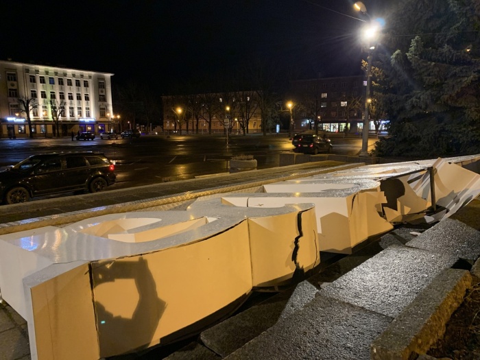 ФОТО: развалилась масштабная конструкция с надписью Narva 