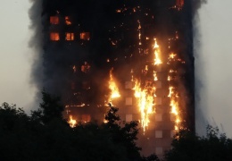 Число жертв пожара в лондонской высотке увеличилось вдвое, десятки человек пропали без вести 