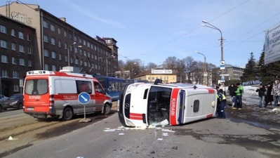 В Таллинне в результате аварии перевернулась машина скорой помощи 