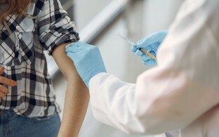 Нарвская медсестра: предложение Moderna вместо AstraZeneca оживило интерес к вакцинации в Нарве
