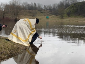 ФОТО: в Нарве Крещенские купания прошли при моросящем дожде 