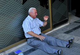 История плачущего греческого пенсионера тронула интернет-пользователей