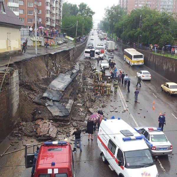 В Красноярске стена рухнула на машину: двое погибших