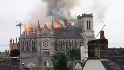 ВИДЕО: во французском Нанте горит базилика 