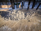 В калининградском парке засыпали песком бесплатную горку