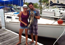 Семейная пара продала все имущество и отправилась в путешествие на яхте с котом