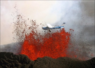 Экстремально низкий полет над извергающимся вулканом