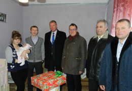 Власти Нарвы и Ивангорода поздравили первую новорожденную 2017 года в Ивангороде