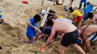  Парня, закопанного в песок на пляже, доставали спасатели 