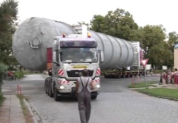 Транспортировка крупногабаритных цистерн по дорогам Польши