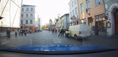  Припаркованный в Старом Таллинне фургон с детьми поехал без водителя 