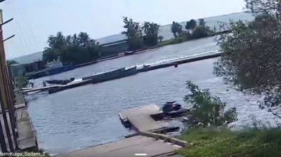 ВИДЕО | В порту Кулгу лодка врезалась в понтон, на котором были люди