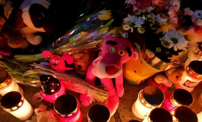 Смотрите: жители Эстонии несут цветы, свечи и игрушки к российскому Посольству в Таллине