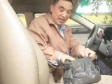 Китайский таксист вернул мешок золота забытый в такси