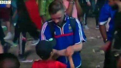 Португальский мальчик успокоил плачущего болельщика Франции. Видео