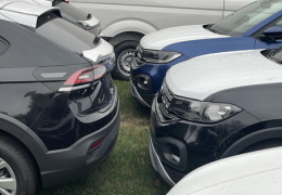 Продажи новых автомобилей сократились наполовину, а цены снизились