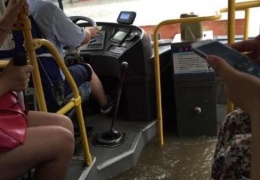 Китайские автобусы возят людей на работу даже во время наводнений