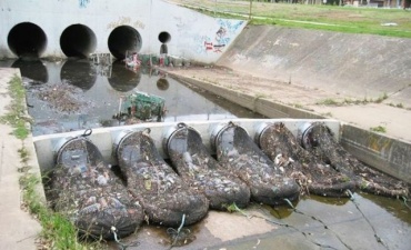 В Австралии водоемы защищают от мусора при помощи специальных сетей