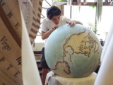 Как производят рисованные глобусы ручной работы
