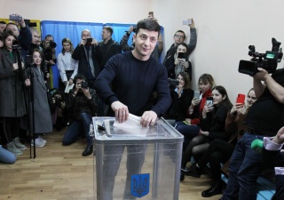 Владимир Зеленский лидирует и вышел во второй тур президентских выборов на Украине 