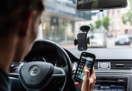Исследование: 68% водителей пользуются за рулем телефоном 