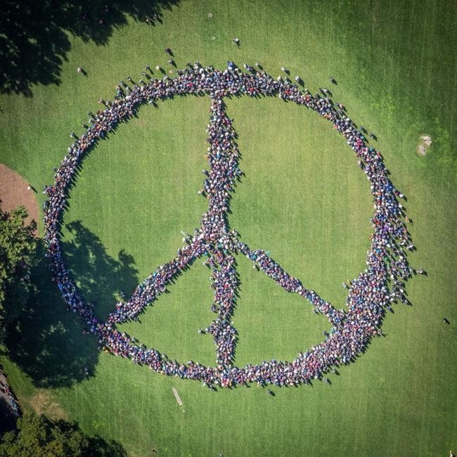 Жители Нью-Йорка почтили память Джона Леннона, выстроившись в огромный символ мира