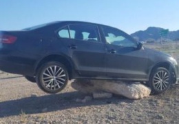 Мужик застрял на машине посреди пустыни в окрестностях Лас-Вегаса