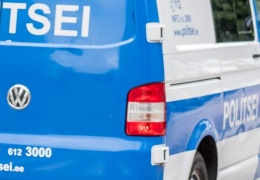 Полиция разыскивает водителя грузовика, сбившего пожилую женщину в Нарве 