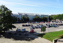 За неоплаченную парковку на Петровской площади в Нарве вновь назначают пени
