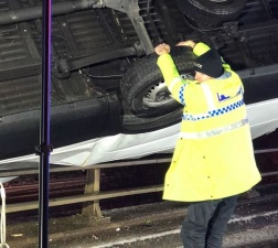  В Великобритании полицейский удерживал автомобиль, зависший на краю моста