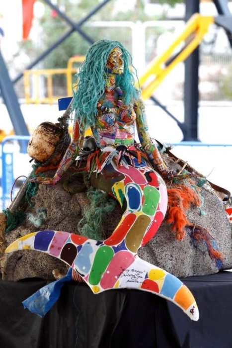 Скульптуры из мусора, найденного на пляже