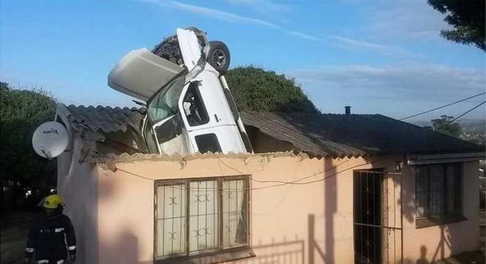 Машина залетела в дом через крышу