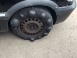В Великобритании полицейский остановил автомобиль с пузырями по всей шине