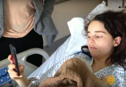 Фотографии Эмилии Кларк в больничной палате после инсульта
