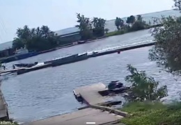 ВИДЕО | В порту Кулгу лодка врезалась в понтон, на котором были люди