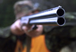 На побережье Чудского озера мужчина пытался утихомирить шумную компанию с помощью охотничьего ружья 