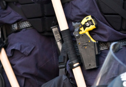 Полицейские в Нарве использовали против напавшего на них с топором мужчины электрошокер 